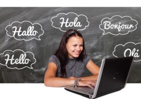 Językowa szkoła – jakie elementy wyposażenia warto zakupić do niej